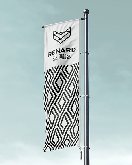 Renard & Fils, drapeau vertical volant au vent sur fond ciel bleu